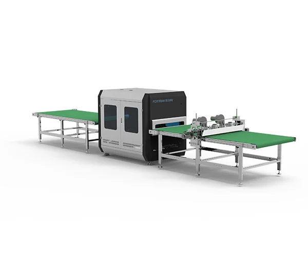 Automatisk rengjøringsmaskin for treplater for møbler